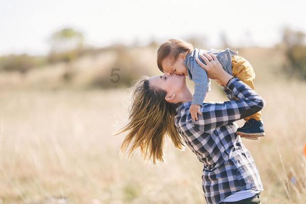 一般去看孕妇与刚出生的孩子时，送什么礼物好？游戏画面
